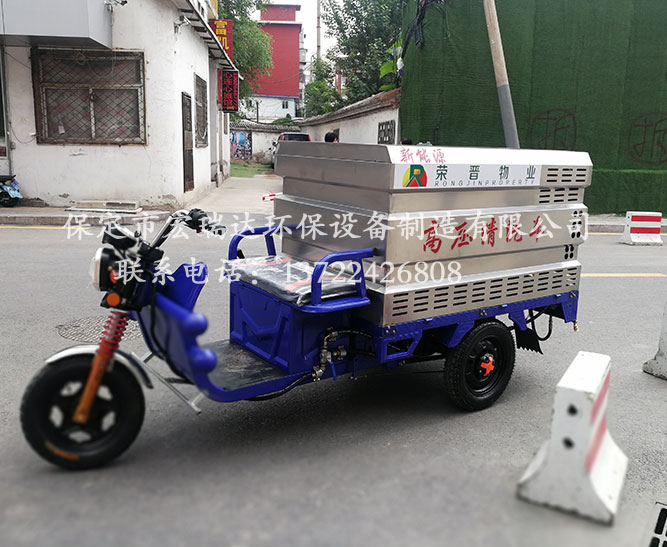 河南新鄉(xiāng)街道辦事處使用保定宏瑞達(dá)高壓清洗車進(jìn)行道路清潔 河南新鄉(xiāng)街道辦事處使用保定宏瑞達(dá)高壓清洗車進(jìn)行道路清潔