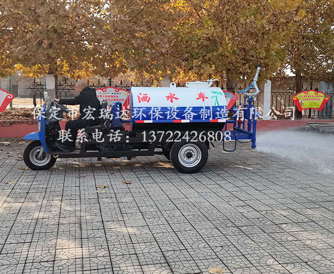 保定宏瑞達(dá)2噸灑水車在承德市隆化村委會(huì)上崗 保定宏瑞達(dá)2噸灑水車在承德市隆化村委會(huì)上崗